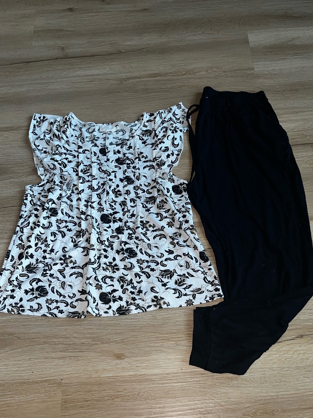 MELLODAY Black & White Floral Textured Top